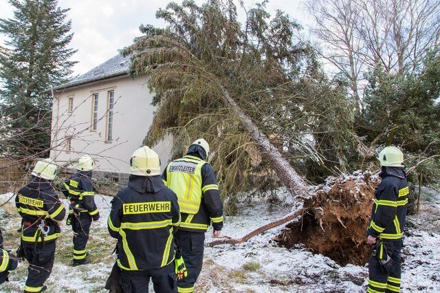 <p>An der Forststraße in Neukirchen hat Sturm "Thomas" einen Baum gegen ein Haus geblasen. Schnell stand fest, dass der schwere Bergekran der Berufsfeuerwehr Chemnitz zur Hilfe kommen muss...</p>
