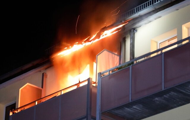 <p>Die Flammen schlugen bereits aus dem Balkonfenster und drohten, in den Dachbereich überzugreifen.</p>
