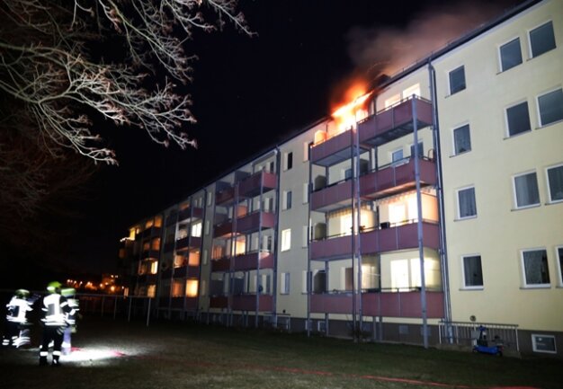 <p xmlns:php="http://php.net/xsl">Eine Person ist am Freitagabend bei einem Wohnungsbrand in Chemnitz ums Leben gekommen. Nach bisherigen Angaben brach im dritten Obergeschoss in einer Wohnung in der Steinwiese 36 ein Feuer aus.</p>

<p xmlns:php="http://php.net/xsl">&nbsp;</p>
