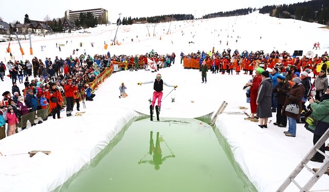 <p>Mit dem Eisbaden wurde der 100. Skifasching in Oberwiesenthal eröffnet.</p>
