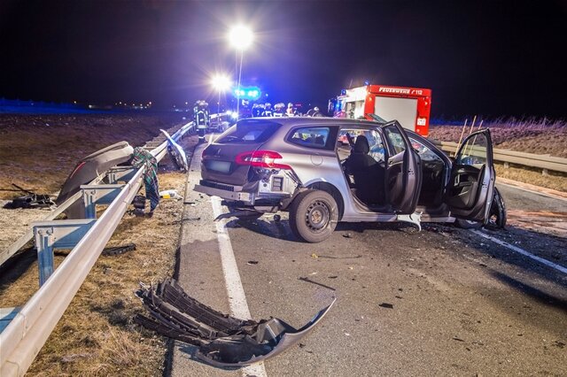 <p xmlns:php="http://php.net/xsl">Polizeiangaben zufolge war ein 42-jähriger VW-Fahrer in einer Kurve auf die Gegenfahrbahn geraten und mit einem Peugeot frontal kollidiert.</p>
