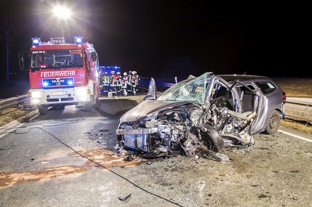 <p xmlns:php="http://php.net/xsl">Der 49-jährige Fahrer des Peugeot sowie zwei weitere Insassen wurden bei dem Unfall schwer verletzt.</p>
