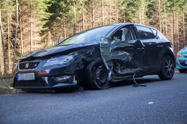 <p>Die Kollision hatte außerdem einen weiteren Zusammenstoß mit einem der beiden überholten Autos, einem Opel, zur Folge.</p>
