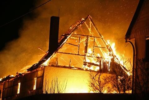 <p>Das Wirtschaftsgebäud brannte nieder. Auch ein Wohnhaus nahm Schaden.</p>
