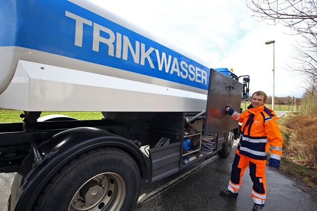 <p>Der RZV Mitarbeiter Christian Ruiter ist im Ort mit dem Trinkwassertankfahrzeug unterwegs. Durch das viele Löschwasser ist der Trinkwasserversorgung in einigen Ortsteilen zusammengebrochen.</p>
