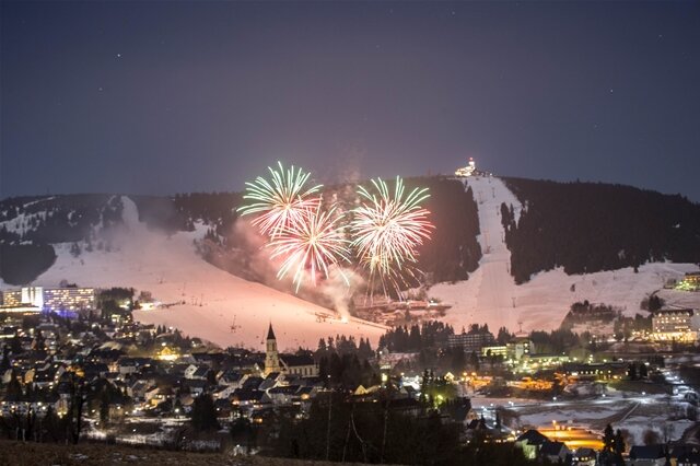 <p>Ein Feuerwerk unterhalb des Fichtelbergs beendet schließlich die Feierlichkeiten.</p>

