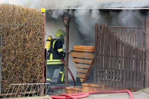 <p>Rund 40 Feuerwehrleute aus Meerane und Glauchau waren am Mittwoch im Einsatz, um den Hausbrand zu löschen.</p>
