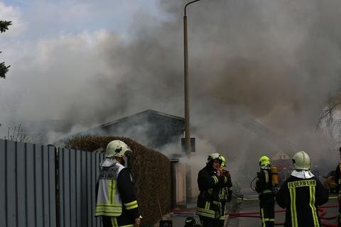 <p>Dort stand ein Haus in Flammen. Verletzt wurde nach Polizeiangaben niemand.</p>
