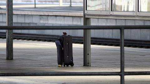 <p xmlns:php="http://php.net/xsl">Laut Bundespolizeiinspektion Chemnitz wurde gegen 8.50 Uhr ein grauer Trolley auf Bahnsteig 10 gefunden.</p>
