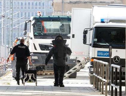 <p xmlns:php="http://php.net/xsl">Die Entschärfer der Bundespolizei, die innerhalb von 50 Minuten von Dresden zum Chemnitzer Hauptbahnhof gekommen waren, entschieden nach dem Röntgen, den Koffer manuell zu öffnen. In dem Trolley befanden sich Süßigkeiten.</p>
