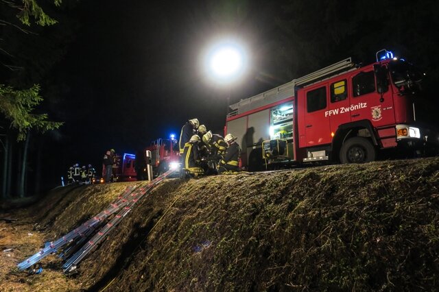 <p>Die Feuerwehren Zwönitz und Kühnhaide mussten den verletzten und eingeklemmten Fahrer aus seinem Auto befreien.</p>
