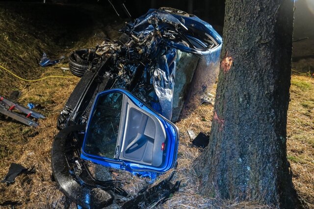 <p xmlns:php="http://php.net/xsl">Der Fahrer war mit seinem Wagen von der Straße abgekommen und gegen Bäume geprallt.</p>

