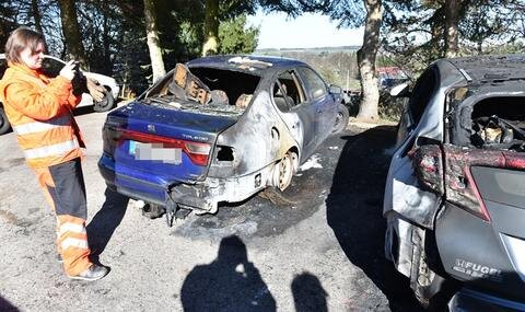 <p>In Brand-Erbisdorf haben in der Nacht zum Dienstag zwei Autos gebrannt.</p>
