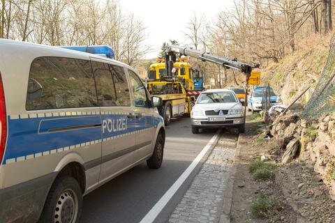 <p>Der Unfall ereignete sich gegen 16 Uhr auf der B 173 in Falkenau, als der Senior seinen Wagen in die Garage bringen wollte.</p>
