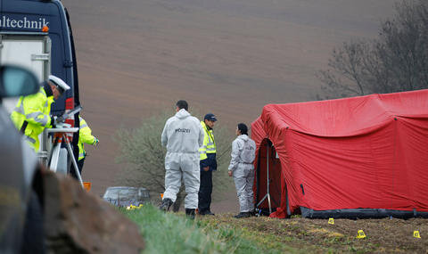 <p>Ein 38-Jähriger ist am Dienstagfrüh tot auf einem Feld nahe der Straße des Friedens in Breitenau gefunden worden.</p>
