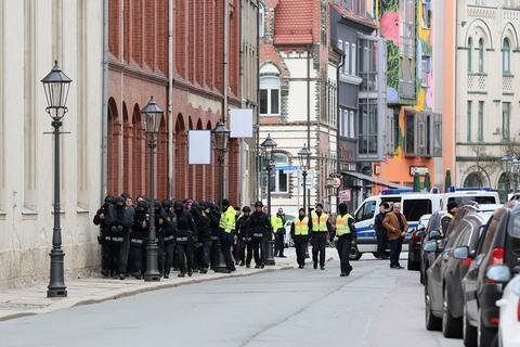 <p>Beteiligt waren 110 Polizisten der Polizeidirektion Zwickau sowie 150 Polizisten der Bereitschaftspolizei.</p>
