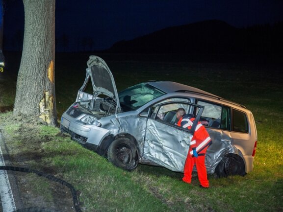<p>Der Fahrer des VW wurde schwer verletzt in ein Krankenhaus gebracht.</p>
