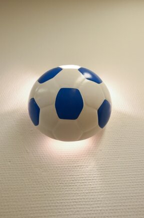 <p>... und eine Fußball-Lampe.</p>
