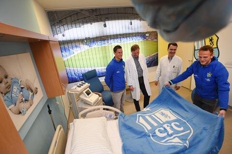 <p>Der Raum in der Klinik für Frauenheilkunde und Geburtshilfe (Flemmingstraße) ist in den Farben des Fußball-Drittligisten gehalten.</p>
