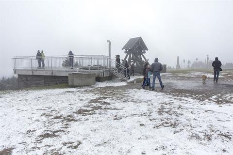 <p>Besucher stapften am Ostersonntag in zwei Zentimeter Neuschnee auf dem Fichtelberg.</p>
