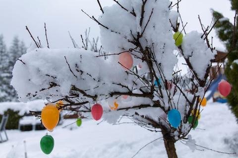 <p>Mehrere Zentimeter Schnee liegen am Ostermontag im erzgebirgischen Reitzenhain</p>
