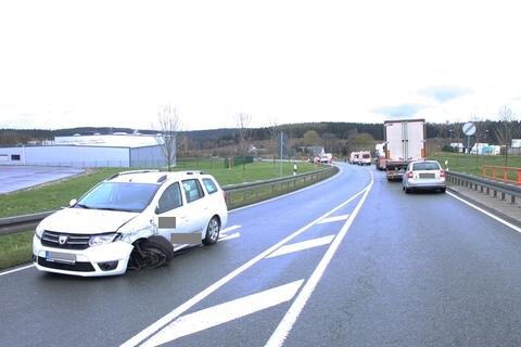 <p>Ein Dacia-Fahrer soll gegen 13 Uhr in einer Kurve in den Gegenverkehr abgedriftet sein.</p>
