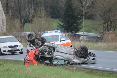 <p>Bei dem Unfall überschlug sich der Opel und kam auf dem Dach zum Liegen.</p>
