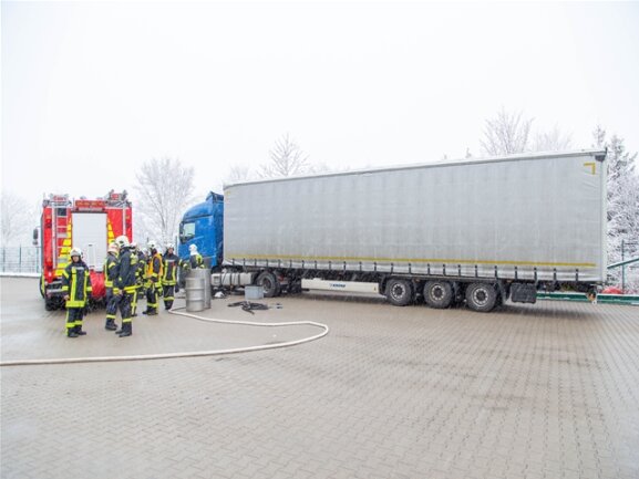 <p>Ein Lkw hat am Mittwochvormittag auf dem Weg zwischen Lugau und einer&nbsp;Spedition in Elterlein 200 Liter Diesel verloren.</p>

