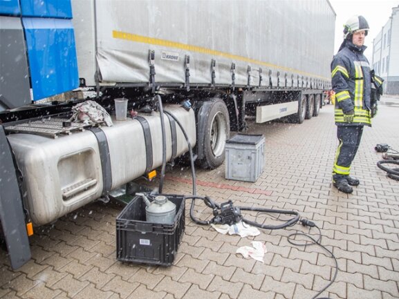 <p>Feuerwehrleute haben das Leck am Tank des Lasters geschlossen und den restlichen Kraftstoff aus dem Tank gepumpt.</p>
