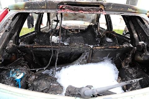 <p>Das Fahrzeug brannte komplett aus.</p>
