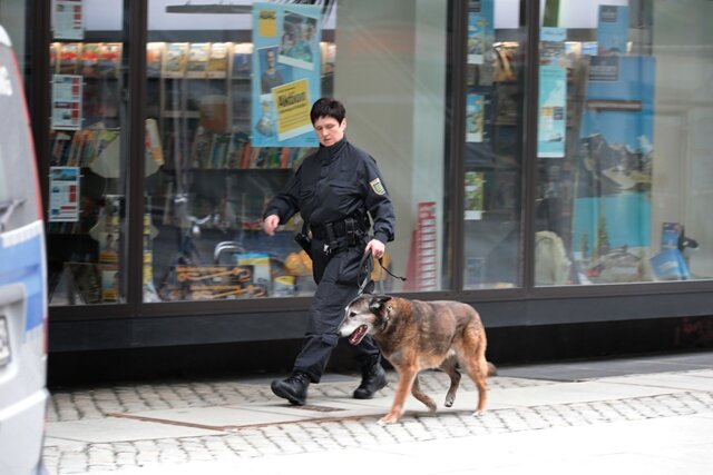 <p xmlns:php="http://php.net/xsl">Einsatzkräfte konnten keinen verdächtigen Gegenstand ermitteln. Ein Sprengstoffsuchhund war vor Ort. Am Abend hat die Polizei die Sperrung in der Innenstadt aufgehoben.</p>
