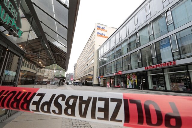 <p xmlns:php="http://php.net/xsl">Nach einer Bombendrohung am Donnerstagnachmittag in der Chemnitzer Innenstadt ist das betroffene Bankgebäude durchsucht worden.</p>
