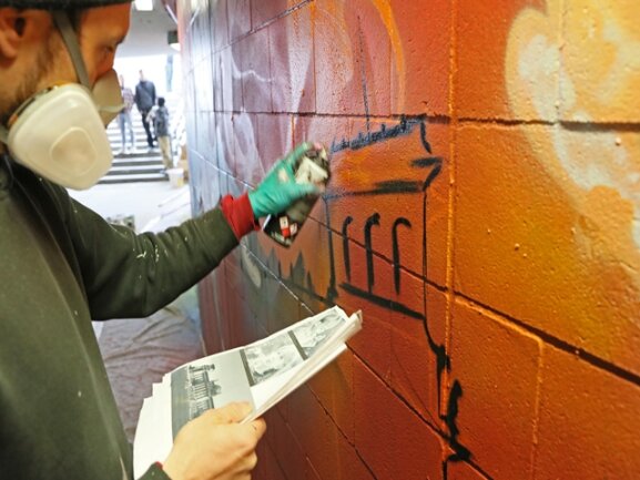 <p>Graffiti-Künstler aus ganz Sachsen haben der Unterführung an der Zentralhaltestelle in Zwickau einen neuen Anstrich verliehen.</p>
