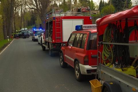 <p>Sechs Kameraden der Feuerwehr Oberschöna sperrten die Straße und beseitigten das auslaufende Öl.</p>
