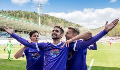 <p>Aues Dimitrij Nazarov (Mitte) jubelt nach seinem Treffer zum 2:0 mit Clemens Fandrich (l.) und Pascal Köpke.</p>
