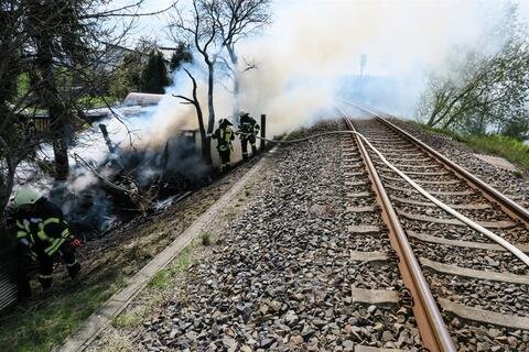<p>Da der Brand direkt an der Bahnstrecke Aue - Chemnitz loderte, musste die Strecke gesperrt werden.</p>
