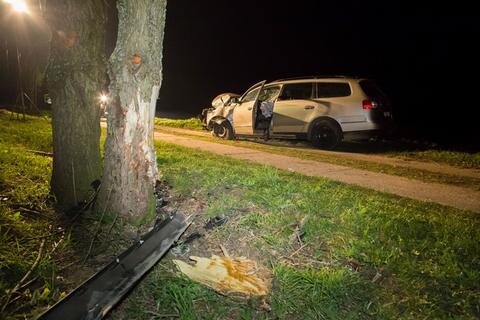 <p>Dort war ein VW in einer Linkskurve von der Straße abgekommen und frontal gegen einen Baum geprallt.</p>
