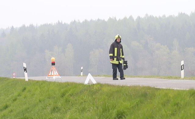 <p>Die alarmierte Feuerwehr Krumhermersdorf sicherte die Unfallstelle halbseitig ab ...</p>
