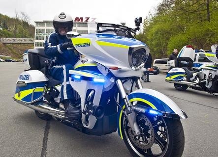 <p>Bei den Maschinen des US-Herstellers Victory handelt es sich um auf Polizeibedarf zugeschnittene Umbauten mit Technik, die die Motorräder zu einer Art rollendem Büro machen.</p>
