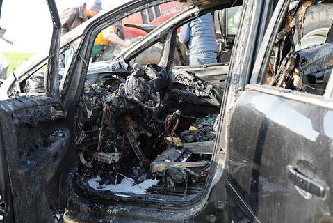 <p>Der Opel fing nach dem Zusammenstoß Feuer und brannte vollständig aus.</p>
