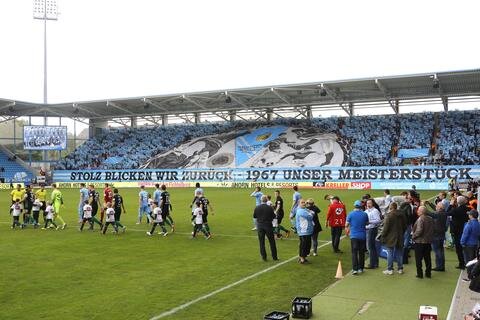 <p>Die Fans des Chemnitzer FC haben am Sonntag mit Bannern und Plakaten an den Titelgewinn von 1967 erinnert.</p>
