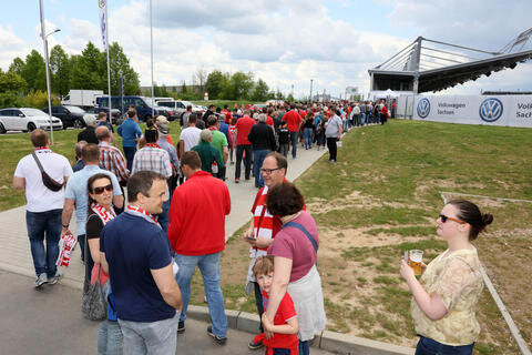 <p>Vor Beginn des letzten Heimspieles standen die Zuschauer Schlange vor dem Zwickauer Stadion.</p>
