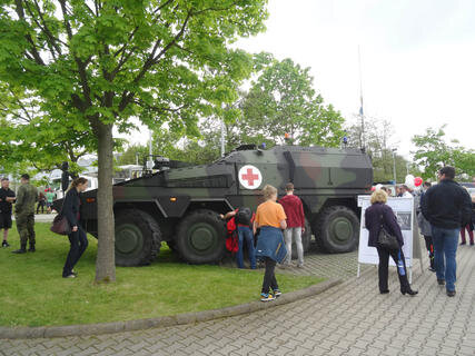 <p>Besucher konnten sich über die zahlreichen Ausbildungsmöglichkeiten bei der Bundeswehr informieren.</p>
