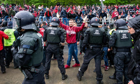 <p>&nbsp;Kaiserslauterns Fans versuchten, nach dem Schlusspfiff auf das Spielfeld zu gelangen und wurden von Polizeibeamten zurückgedrängt.</p>
