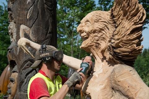 <p>Norman Altermatt aus der Schweiz arbeitet an einer Hexenskultptur.</p>
