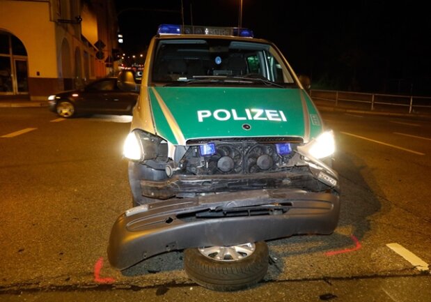<p>Nach Angaben der Polizei war der 32-jährige Fahrer des Polizeitransporters mit eingeschaltetem Blaulicht in Richtung Limbacher Straße unterwegs.</p>
