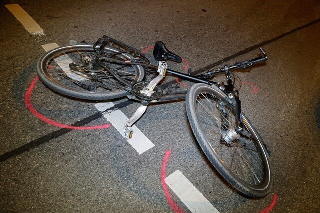 <p>Aufgrund des Zusammenstoßes drehte sich der Polizeitransporter und kollidierte mit einem 53-jährigen Radfahrer.</p>
