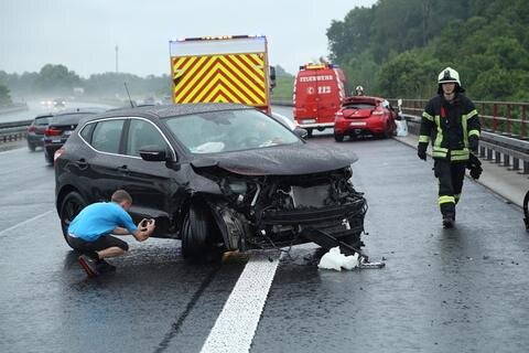 <p>Ein weiterer schwerer Unfall ereignete sich zeitgleich zwischen dem Autobahndreieck Nossen und der Ausfahrt Wilsdruff in Richtung Dresden, wobei mindestens vier Personen verletzt wurden.</p>
