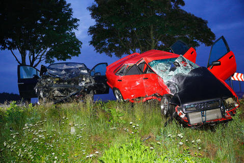 <p>Bei einem schweren Unfall auf der B 173 zwischen Freiberg und Oberschöna ist am Pfingstmontag ein Autofahrer ums Leben gekommen.</p>
