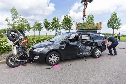 <p>Der 43-Jährige wurde gegen einen stehenden Laster geschleudert. Er erlag an der Unfallstelle seinen Verletzungen. Die 33-Jährige im Opel wurde in ihrem Fahrzeug eingeklemmt.</p>

